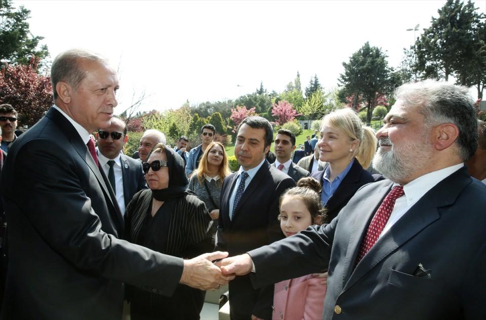 <p>Cumhurbaşkanı Erdoğan, Özal'ın oğlu Ahmet Özal ile sohbet etti.</p>
