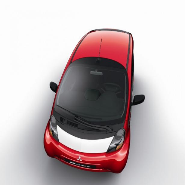 <p>Mitsubishi i-Miev, 3475 mm uzunluğa, 1475 mm genişliğe, 1610 mm yüksekliğe ve 2550 mm aks mesafesine sahip.</p>