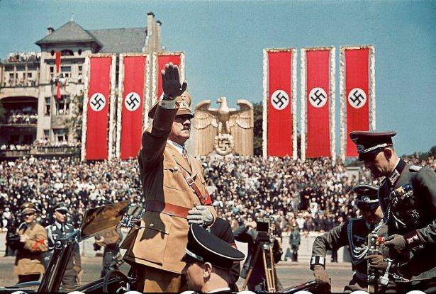<p>Adolf Hitler İspanya İç Savaşında, İspanyol milliyetçilerle beraber savaşan Condor Lejyonunu selamlıyor, 1939.</p>

<p> </p>
