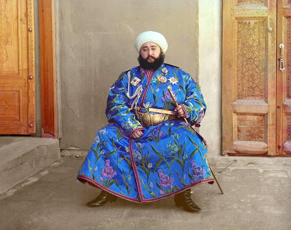 <p>Buhara Emiri Emir Seyid Mir Muhammed Alim Kaan, elinde bir kılıçla poz vermiş</p>