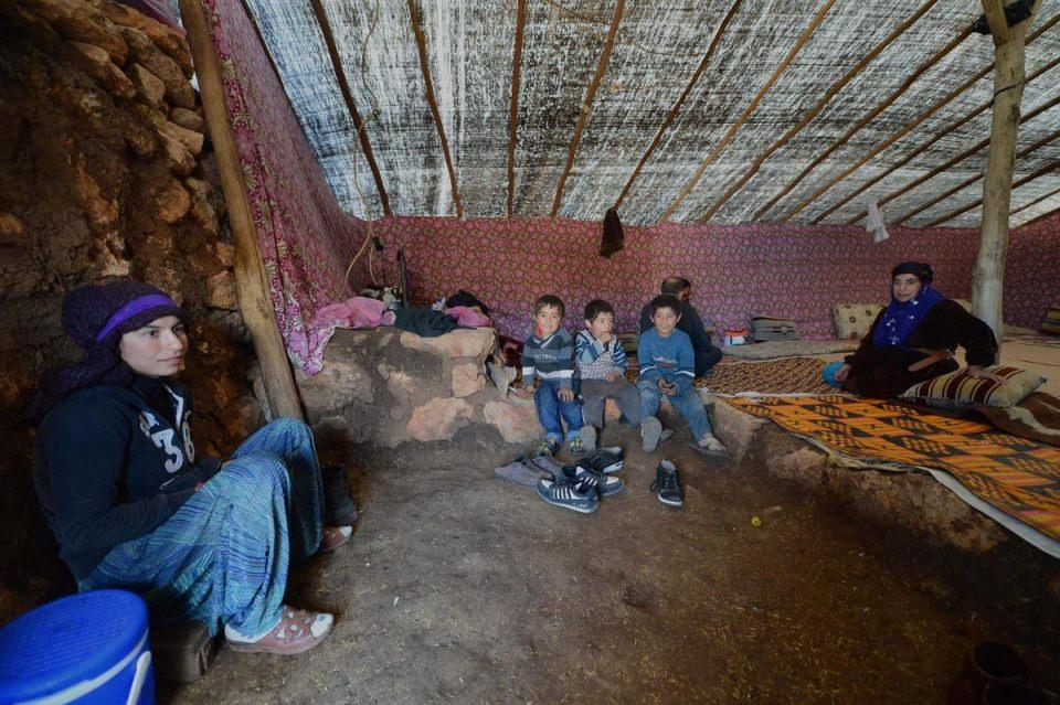 <p>Evlendiği günden beri hayvanlarının peşinde göçebe hayatı süren 65 yaşındaki Meryem Arat, AA muhabirine yaptığı açıklamada, ömrünün hayvanların peşinde yollarda geçtiğini söyledi. Köylerindeki ailelerin tümünün hayvancılıkla uğraştığını anlatan Arat, göçerlerin çok zorlu bir yaşamı olduğunu ifade etti. </p>
<p> </p>