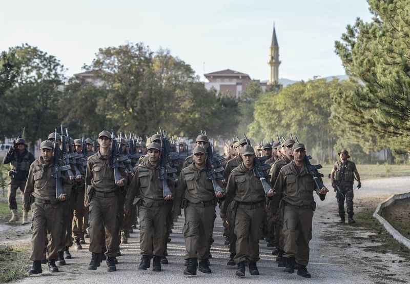 <p>Güneydoğu Anadolu'da terörle mücadele, rehine kurtarma gibi görevlerin önemli unsurlarından Özel Harekat Polisliği için 500 öğrenci eğitime alındı. </p>
