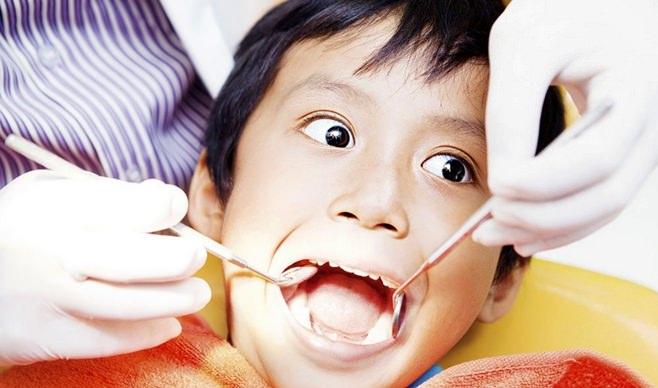 <p>Çocuklar, diş kontrolüne gitmeye ikna edilsede tedavi aşamasında da zorluk çıkartabiliyor.</p>
