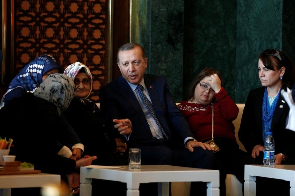 <p>Cumhurbaşkanı Erdoğan, davetlilerle sohbet etti.</p>