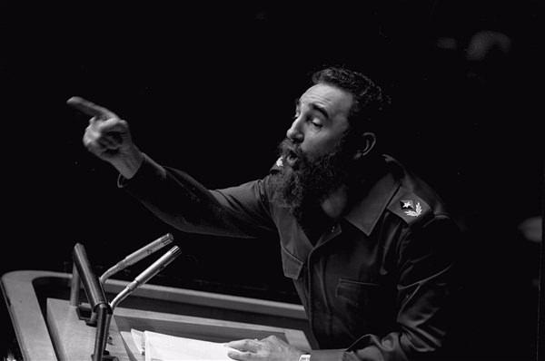<p> Bu ülkede, o sıralarda sağlık hizmetleri vermekte olan Che Guevara ile tanıştı. İkili, kurdukları 82 kişilik gerilla grubuna savaş eğitimi vermeye başladı. </p>