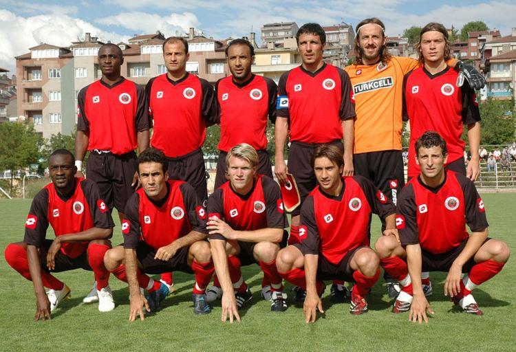 <p>GENÇLERBİRLİĞİ 2006-2007</p>

<p>Soldan sağa</p>

<p><strong>Ayaktakiler:</strong> Isaac Promise, Okan Öztürk, Ayman Abdelaziz, Erkan Özbey, Gökhan Tokgöz, Erhan Güven.</p>

<p><strong>Oturanlar:</strong> Lamine Traore, Mehmet Çakır, Lars Frederic Risp, Mehmet Nas, Eren Aydın.</p>
