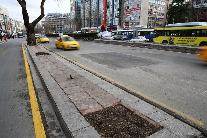 <p>Ankara Büyükşehir Belediyesi ekiplerinin, çift yönlü araç ve yaya trafiğe kapatılan Atatürk Bulvarı Meşrutiyet Caddesi kesişimi ile Sıhhiye Kavşağı arasında kalan kısımda patlamanın izlerini silmek için başlattığı çalışmalar tamamlandı.</p>

<p> </p>
