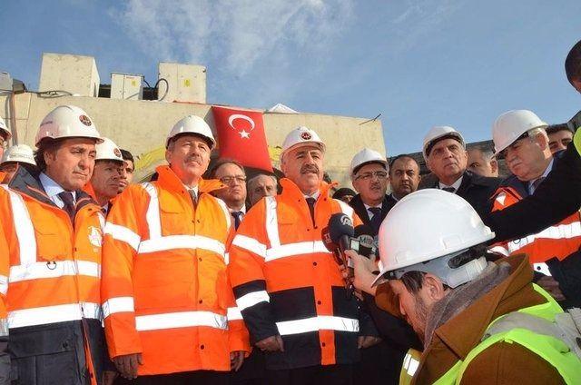 <p>''Arkadaşlardan bilgi alıyoruz. İki ay önce de buraya gelmiştik. Memnuniyetle ifade etmek gerekir ki, iki tüp toplam 8 bin 200 metrelik tünelde, 6 bin 200 metreye gelmiş durumdayız. İki ay önce geldiğimizde 5 bin 500'lerdeydik. Ayda ortalama, çift tüpte 250 metre tünel açmış oluyoruz. Yaklaşık 8 ayda bu tünelleri bitireceğiz.</p>

<p> </p>
