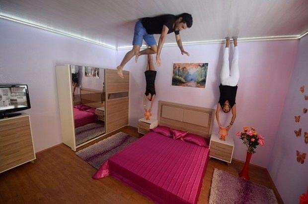 <p>Evin aksiyon fotoğrafçılığına hizmet ettiğini belirten Karahan, "Aksiyon fotoğrafçılığında çığır açmış bir proje. Evdeki bütün mobilyalar gerçek ağırlığında ama taban yerine tavan kısmında yer alıyor.</p>
<p> </p>