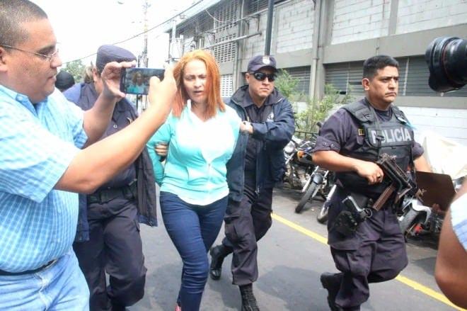 <p>Kanlı patroniçenin, çoğu kendi akrabalarından oluşan kiralık katil çetesi para karşılığı işlediği cinayetlerle başkent Guatemala'da korku imparatorluğu kurmuştu.</p>
