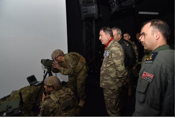 <p>Mevcutta omuzlarda bulunan rütbeler, Orgeneral Akar'ın giydiği üniformada göğsün sağ bölümünde yer aldı. Boyutunun ise diğerine oranla daha küçük olduğu görüldü. Hemen altında ise soyadı ve kan grubu bilgisinin bulunduğu isimlik yer aldı. Bröveler ise mevcut üniformalardaki yerlerini korudu.</p>

<p> </p>
