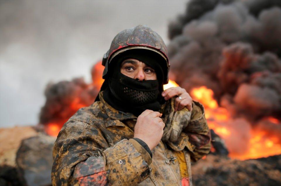 <p>DEAŞ militanlarının b&ouml;lgeyi terk ettikleri esnada patlayıcılarla imha ettikleri petrol kuyuları, itfaiye ekiplerinin ger&ccedil;ekleştirdiği yangın s&ouml;nd&uuml;rme &ccedil;alışmaları ile kontrol altına alınmaya &ccedil;alışılıyor.&nbsp;</p>
