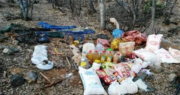 <p>"Tunceli İl Jandarma Komutanlığı’nca, bölücü terör örgütü (BTÖ) mensuplarına karşı 8 Mart 2016 tarihinde Nazimiye İlçesinde yapılan operasyon kapsamında 10 adet sığınak ve mevzi yapımında kullanıldığı değerlendirilen çatı sacı tespit edilmiştir. Sığınaklarda; 500 metre kablo (EYP yapımında kullanılmak üzere), 1 uzaktan kumanda ( EYP patlatma cihazı), bir miktar el yapımı patlayıcı yapımında kullanılan geri toplanmış kablo, 2 pil bloğu (8 adet 1,5 volt pil), hücum yeleği, branda, sera naylonu, uyku tulumu, ayakkabı, med, sırt çantası, çok sayıda muhtelif yaşam malzemesi, inşaat malzemesi ve gıda malzemesi ele geçirilmiştir. </p>

<p> </p>
