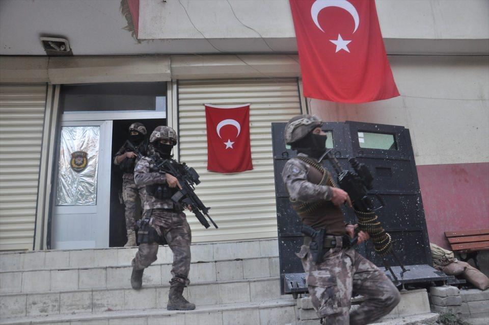 <p> "Gözümüzü kırpmadan görev yapıyoruz"</p>
<p>Özel harekat polisleri, vatan toprakları için can veren şehitlere Allah'tan rahmet, gazilere şifa diledi. </p>