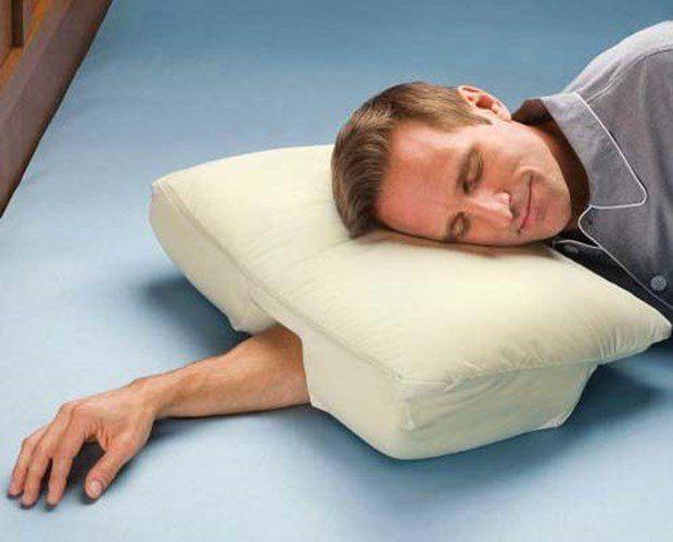 <p>Kolunun üstüne yatarak uyumayı sevenler bu ürünü çok sevecek. Bu yastık sayesinde kolunuzun uyuşmadan uyuyabileceksiniz.</p>
