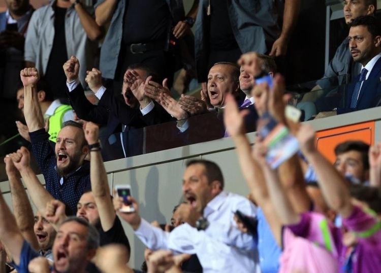 <p>Maçı ilgiyle takip eden Erdoğan büyük heyecan yaşadı.</p>
