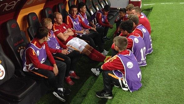 <p>Galatasaray'ın tecrübeli isimlerinden Semih Kaya, maç öncesinde top toplayıcı çocukları etrafına toplayıp sohbet etti. (Fotoğraf Fanatik Gazetesi'nden alınmıştır)</p>
