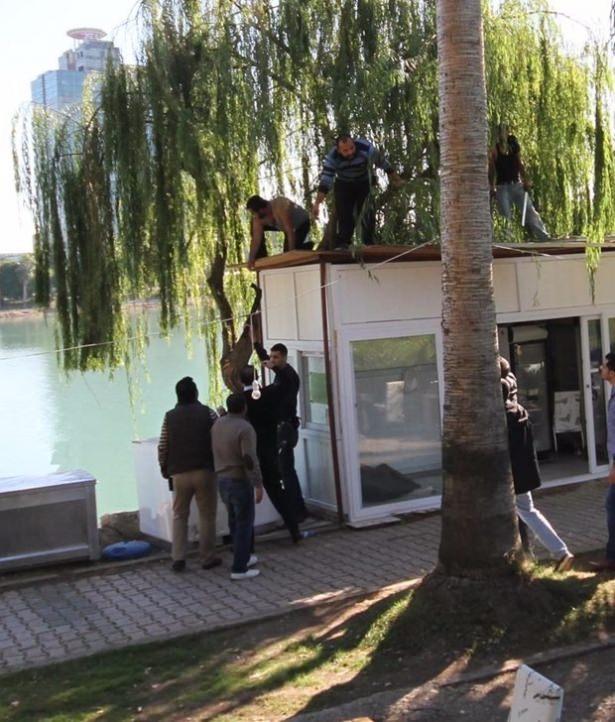 <p>Gözaltına alınan şüpheliler, 5 Ocak Veli Ataşçı Polis Merkezi'ne götürüldü.</p>
<p> </p>
