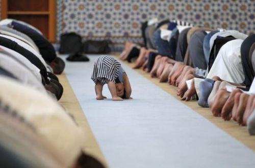 <p><strong>Ramazan’ın ilk gününde Fransa’daki Strasbourg Büyük Camii’nde cemaat öğle namazını kılarken bir çocuk da namaz kılan yetişkinleri taklit ediyor.</strong></p>
