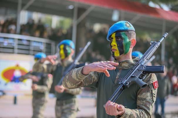 <p>    Konuşmaların ardından Jandarma Komando Okulu ve Eğitim Merkezi  Komutanlığı öğretmen ve kursiyerleri yakın dövüş teknikleri, perde kule inişi  gösterileri yaptı. Türk bayrağı açan komandolar, izleyicilerden alkış aldı.</p>
