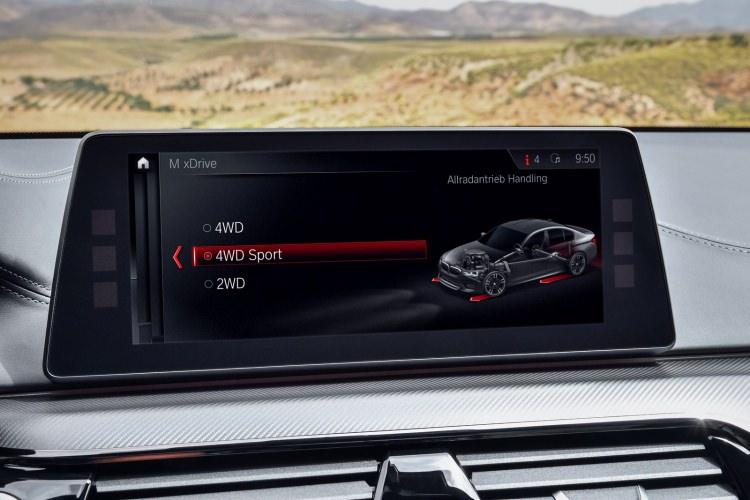 <p>Modeldeki en büyük değişikliğin, yüksek performanslı otomobiller arasında 'en duygusal dört tekerlekten çekiş sistemi' olarak lanse edilen yeni 'M xDrive' sistemine sahip olmasından geldiği belirtiliyor.</p>
