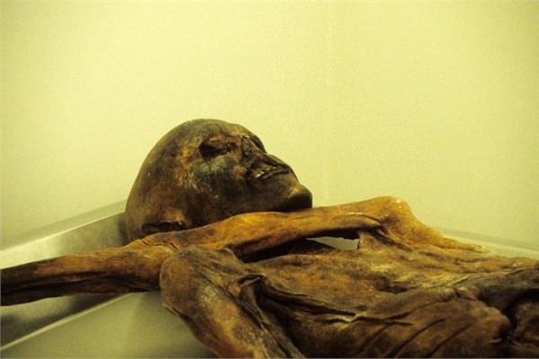 <p><strong>Ötzi</strong></p>
<p>İtalya'daki Buz Adamı Ötzi, 1991 yılında Avusturya-İtalya sınırındaki Ötztal Alplerinde keşfedilmiş olan, 5.300 yıl önce yaşamış bir adamın doğal şartlarda oldukça iyi korunmuş mumyası...</p>