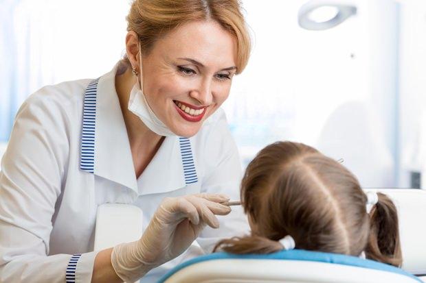 <p><strong>Doğru uzman seçin</strong></p>
<p>Çocuğunuzun yabancılık çekmemesi için çevrenizde tanıdık bir doktor var ise ona götürmeniz daha doğru olacaktır.</p>