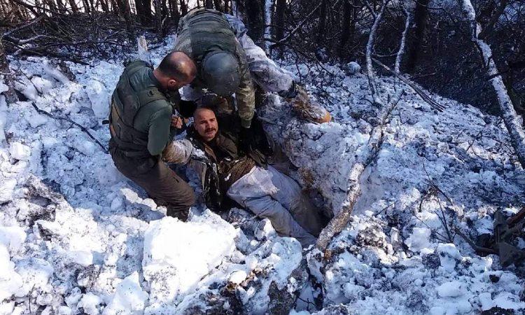 <p>Bitlis Jandarma Bölge Komutanlığınca, sorumluluk bölgesinde bulunduğu değerlendirilen teröristlerin tamamı etkisiz hale getirilinceye kadar, zaman mefhumu gözetmeksizin, her türlü hava koşullarında aralıksız olarak operasyonlara kararlılıkla devam edilecektir" denildi.</p>