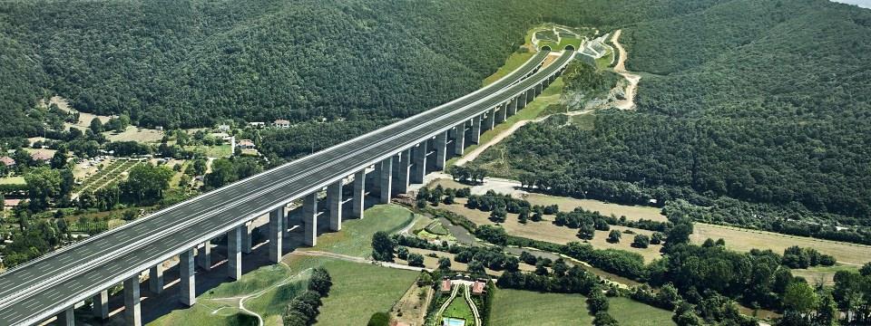 <p>148 kilometre uzunluğundaki Odayeri-Paşaköy kesimi üzerindeki köprü, gidiş ve geliş istikametlerinde 4’er karayolu şeridi ile ortada 2 demiryolu şeridi olmak üzere toplam 10 ulaşım şeridine sahip. Yavuz Sultan Selim Köprüsü, raylı geçiş sisteminin aynı tabliyede olması nedeniyle de dünyada ilk olacak.</p>
