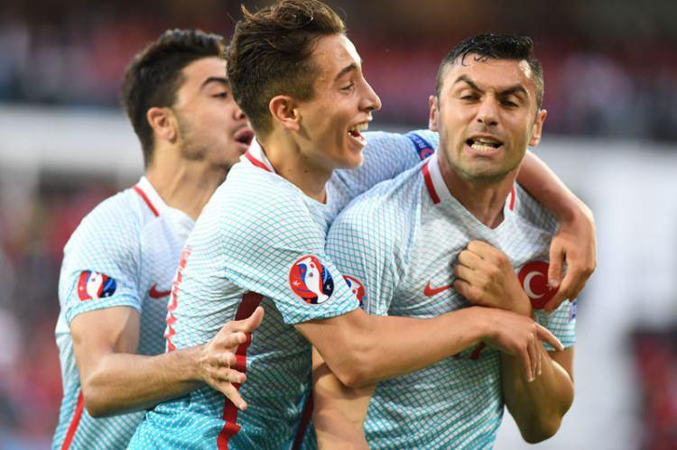 <p>Danimarka gazeteleri, Türkiye'nin Çek Cumhuriyeti karşısında aldığı galibiyetin haberlerini manşetten görürken, Emre Mor'u ön plana çıkardı.</p>
