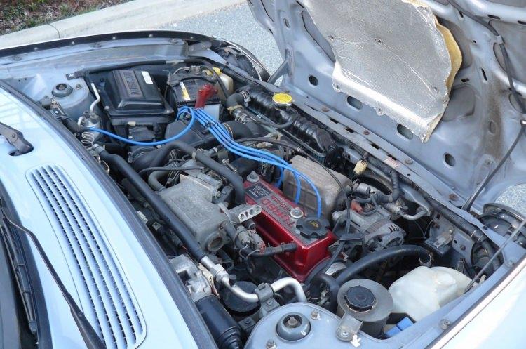 <p>Kaputunun altında ise 4 silindirli 987 cc'lik motor görev yapıyor.</p>
