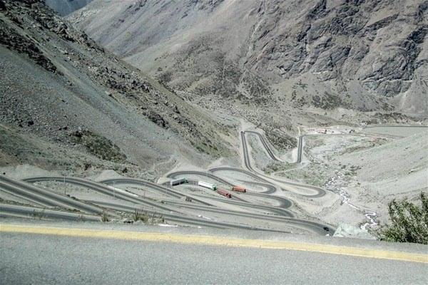 <p>Yol, yılın büyük bir kısmı karlarla kaplı. </p>
<p> </p>