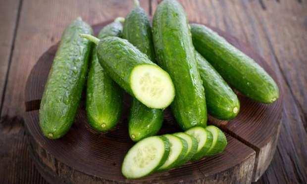 <p>Zengin amino asit kaynağı olan salatalık ve çiğ sebzeler, midede yanma ve gaz yapar. </p>