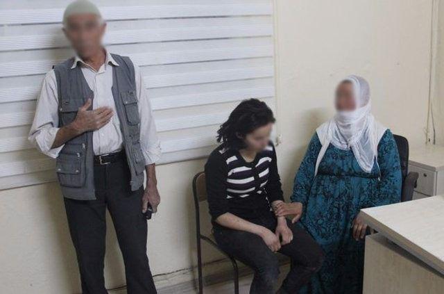 <p>Nusaybin'de teslim olan 25 PKK'lı terörist arasında operasyonlar sırasında yapılan aramalarda ailesine vasiyet niteliğinde yazdığı mektubu bulunan Zehra Kaya da vardı. Kaya savcılık izniyle anne ve babasıyla getirildikleri spor salonundaki bir odada görüştürüldü.</p>
<p> </p>