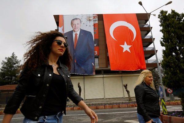 <p>Cumhurbaşkanı Recep Tayyip Erdoğan’ın bugün Diyarbakır’a yapacağı ziyaret öncesi kentin caddeleri al bayraklar ve Türkçe-Kürtçe yazılı pankartlarla donatıldı. </p>
