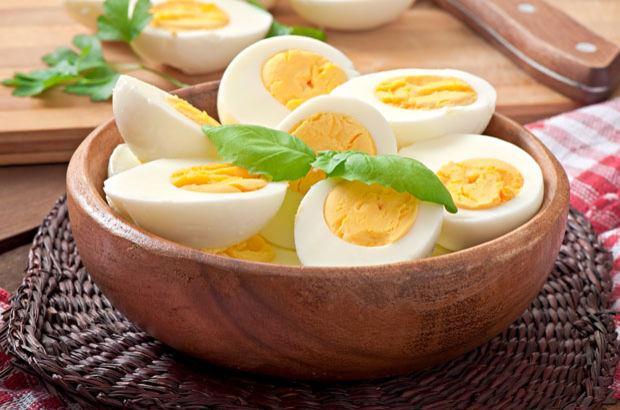 <p>Hem uzun süre tok hissedeceksiniz hem de protein ihtiyacınızı karşılayacaksınız tek yapmanız gereken kahvaltıda bir adet <strong>haşlanmış yumurta </strong>ile güne başlamak.</p>
