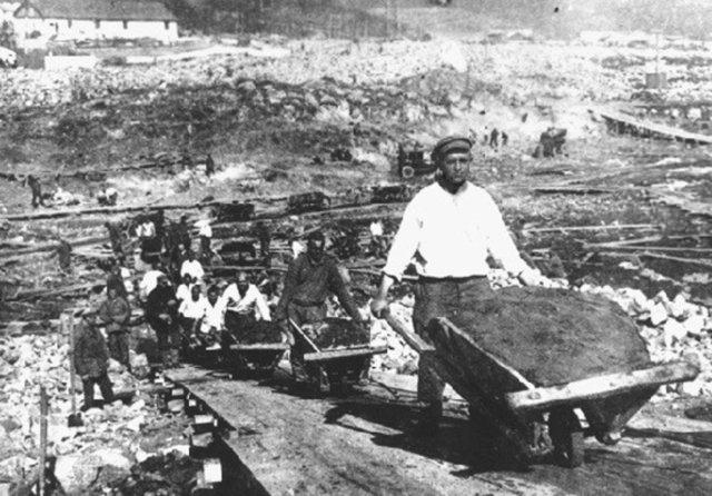 <p>Bu kamplar diğer kamplara göre özel bir statüye sahipti. Bu kampların yönetimiyle doğrudan Stalin'in ilgilendiği de bilinmektedir.</p>
