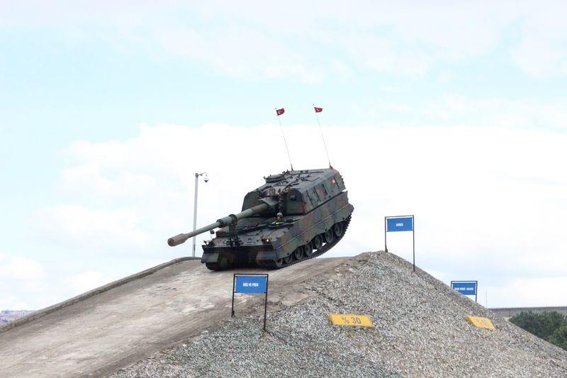<p><strong>FIRTINA’DAN KAZANILAN BİLGİ VE TECRÜBE, POYRAZ’A İLMEK İLMEK İŞLENİYOR</strong><br />
</p>
<p>Prototipin imalatı 2013 yılında tamamlanarak seri imalatına geçilen Poyraz’ın içerisinde kullanılacak mühimmat transfer sistemi Aselsan tarafından üretiliyor. Merkezde, Fırtına Obüsü imalatından elde edilen tecrübe ve bilgi, Poyraz Mühimmat Aracı’na adeta ilmek ilmek işleniyor. </p>