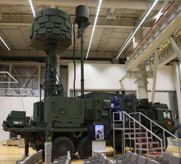 <p>KORAL ED Sistemi radar yayınları için tespit, teşhis, yön bulma fonksiyonlarını yerine getirirken, KORAL ET Sistemi hedef radarların karıştırılıp aldatılmasını ve iş yapamaz hale getirilmesini sağlıyor. Bu nitelikleriyle KORAL Sistemi hedef ülkelerin hava savunma sistemlerinde önemli bir zafiyet oluşturacak yetenekte bulunuyor.</p>

<p> </p>
