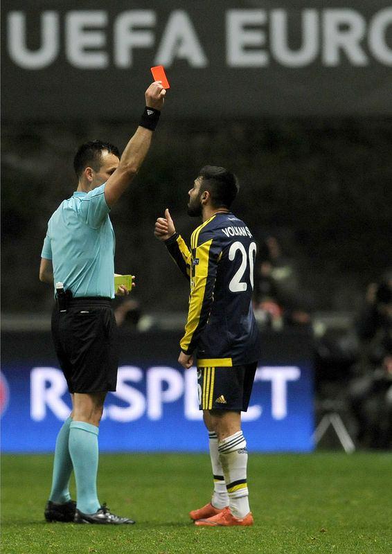 <p><strong>UEFA'nın araştırması gereken bir maç!</strong></p>
<p>UEFA Avrupa Ligi'nde en azından yarı finali hedefleyen Fenerbahçe, Portekiz'de Hırvat hakem Ivan Bebek engeliyle karşılaştı. </p>
