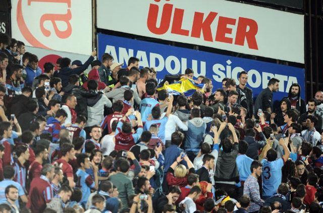 <p>Bir taraftar Nani forması aldı. Böyle bir şey olamaz. Burası Trabzon, burada başka takım tutulamaz.</p>
<p> </p>