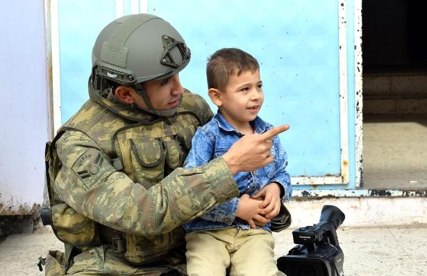 <p> Bu görüntülere Silopi, Cizre gibi özellikle sokağa çıkma yasağının uygulandığı noktalarda sıklıkla rastlanıyor. </p>
