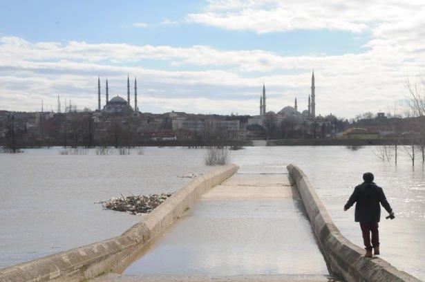 <p>Edirne’de pazar günü bir anda yükselen nehir debisi saat 02.00 sıralarında en yüksek seviyeye ulaştı.</p>
