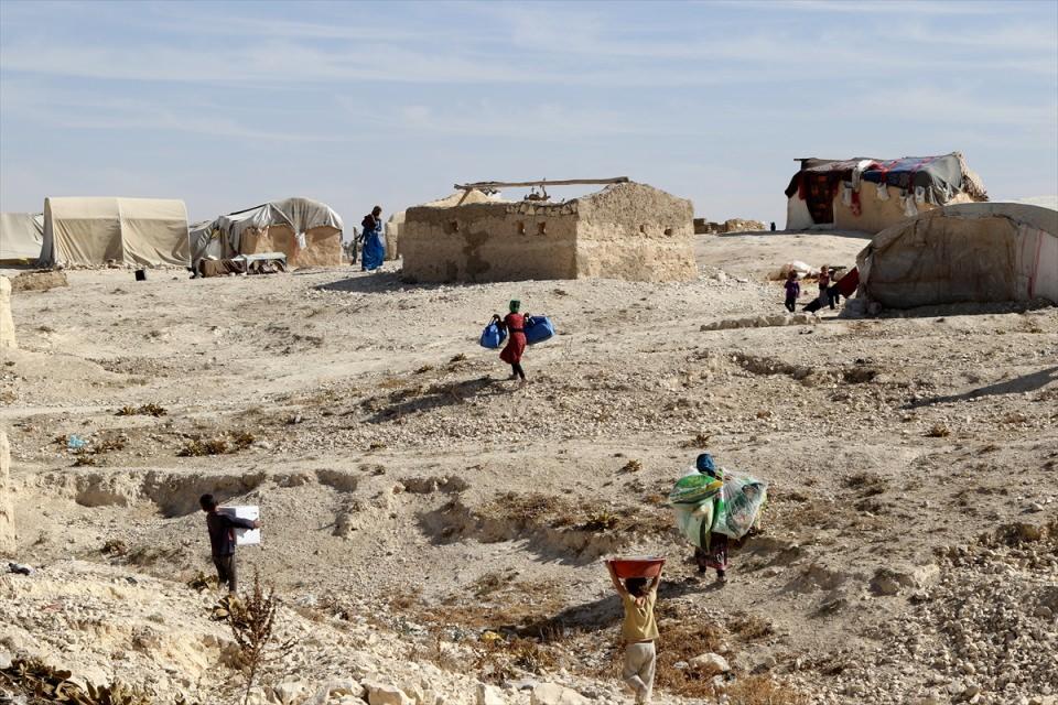 <p>Beşşar Esed g&uuml;&ccedil;lerinin ger&ccedil;ekleştirdiği şiddetli saldırılar nedeniyle k&ouml;ylerini terk etmek zorunda kalan 135 aile, yerleştikleri Sacur &Ccedil;ayı yakınlarında kerpi&ccedil;ten yaptıkları evlerde, besledikleri koyunların s&uuml;t&uuml;nden elde ettikleri kazan&ccedil;la hayatta kalmanın m&uuml;cadelesini veriyor</p>

<p>&nbsp;</p>
