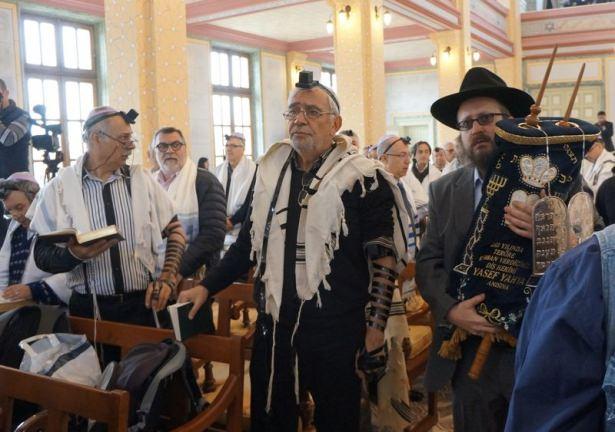 <div>Azuz, 46 yıl aradan sonra yeniden Büyük Sinagog'da ibadete katılmanın heyecan verici olduğunu söyledi.</div>

<div> </div>
