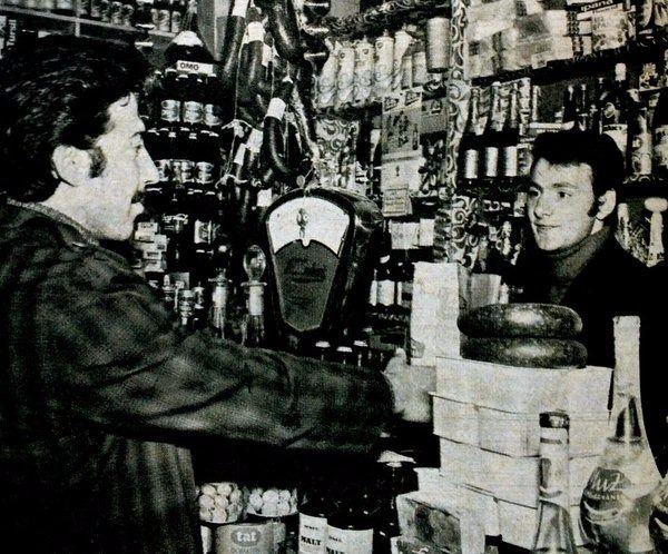 <p>Cemil Turan, aldığı transfer ücretiyle Rumelikavağı'nda açtığı bakkal dükkanında (1971</p>

