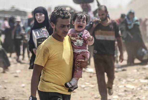 <p>Fenalaşan sığınmacılara 112 Acil Servis ekipleri müdahalede bulunuyor. Bebekleriyle ülkelerindeki karışıklıktan kaçan Suriyeliler, bölgenin tek güvenli limanı gördükleri Türkiye'ye teşekkür ediyor. </p>
