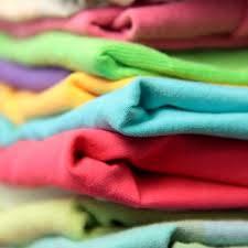 <p><span style="color:#800080"><strong>Anne adayları tek parça ve kalın giymek yerine kat kat pamuklu ve yumuşak yünlü olan giysiler giymelidir. Aşırı terlemeyle mantar enfeksiyonuna neden olabilecek sentetik kıyafetler tercih edilmemelidir. </strong></span></p>