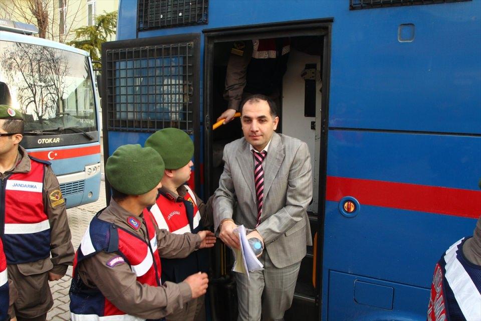 <p>Durgut, savunmasında, FETÖ ile bağı bulunmadığını ileri sürerek üzerine atılan suçlamaları reddetti. Durgut, verilen emirler dışında bir harekette bulunmadığını savundu.</p>
<p> </p>