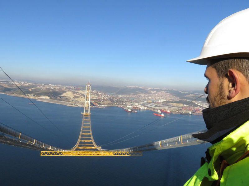 <p><strong>GEÇİŞ ÜCRETİ ŞU AN İÇİN 35 DOLAR ARTI KDV</strong></p>
<p>Toplamda 2 bin 682 metre olarak planlanan köprünün orta açıklığının 1500 metre olacağı ve dünyanın en büyük orta açıklığa sahip dördüncü köprü olacağı belirtildi. Köprü bittiğinde 3 gidiş ve 3 geliş olmak üzere 6 şerit olarak hizmet verecek. </p>